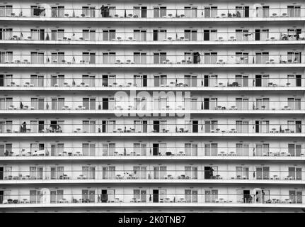 Benidorm, Alicante, Spanien - 11. September 2022: Apartmentblock vor dem Meer in Benidorm Stockfoto