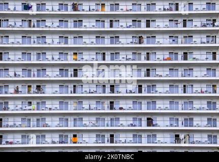 Benidorm, Alicante, Spanien - 11. September 2022: Apartmentblock vor dem Meer in Benidorm Stockfoto