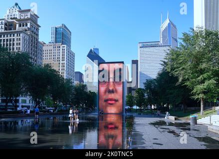 Chicago, USA - 2022. August: Der Crown Fountain im Millennium Park auf der Michigan Avenue, hat einen LED-Bildschirm, der die Gesichter von Tausenden von Chicago r zeigt Stockfoto