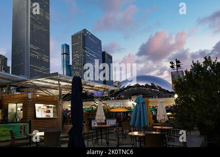 Chicago, USA - 2022. August: Abends der Essbereich im Millennium Park Stockfoto