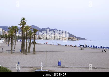 Benidorm, Alicante, Spanien - 11. September 2022: Poniente Strand mit seiner schönen Promenade mit Zugang zum Strand und Aussichtspunkt mit modernem Design Stockfoto