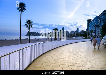 Benidorm, Alicante, Spanien - 11. September 2022: Poniente Strand mit seiner schönen Promenade mit Zugang zum Strand und Aussichtspunkt mit modernem Design Stockfoto