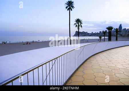 Benidorm, Alicante, Spanien - 11. September 2022: Poniente Strand mit seiner schönen Promenade mit Zugang zum Strand und Aussichtspunkt mit modernem Design Stockfoto