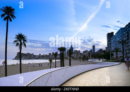 Benidorm, Alicante, Spanien - 11. September 2022: Poniente Strand mit seiner schönen Promenade mit Zugang zum Strand und Aussichtspunkt mit modernem Design Stockfoto