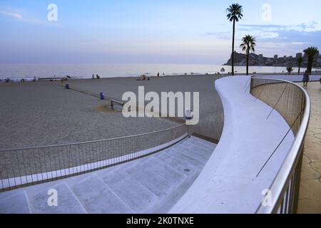 Benidorm, Alicante, Spanien - 11. September 2022: Poniente Strand mit seiner schönen Promenade mit Zugang zum Strand und Aussichtspunkt mit modernem Design Stockfoto