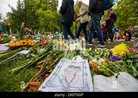 London, England, Großbritannien. 13. September 2022. Trauernde, die Blumengebete von Königin Elizabeth II. Besuchen, werden im Green Park gesehen. (Bild: © Tayfun Salci/ZUMA Press Wire) Stockfoto