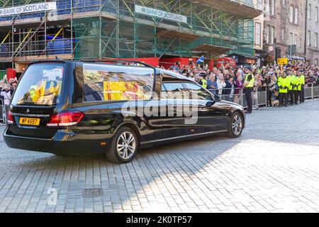 Edinburgh, Schottland, Großbritannien. 13. September 2022. Der Leichenwagen der Königin fährt die Royal Mile hinauf Flughafen Edinburgh Credit: David Coulson/Alamy Live News Stockfoto