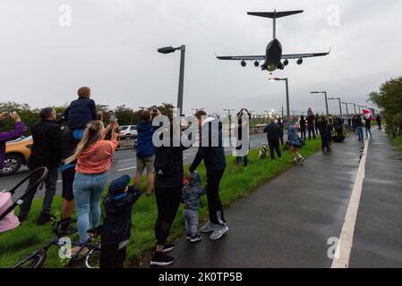 RAF Northolt, South Ruislip, London, Großbritannien. 13. September 2022. Die Leiche von Queen Elizabeth II wurde von der Royal Air Force Boeing C-17A Globemaster III mit der Seriennummer ZZ177 vom Flughafen Edinburgh geflogen und wird im Finale bei RAF Northolt gesehen. Der Sarg wird dann zum Straßentransport für die Fahrt zum Buckingham Palace gebracht. Die großen Transportflugzeuge landeten über den A40 und Mitglieder der Öffentlichkeit, die dem Regen trotzten. Zum letzten Mal Rufzeichen Kittyhawk für die Queen Stockfoto