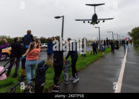 RAF Northolt, South Ruislip, London, Großbritannien. September 2022. Die Leiche von Queen Elizabeth II wurde vom Flughafen Edinburgh von der Royal Air Force Boeing C-17A Globemaster III Seriennummer ZZ177 geflogen und wird in den Finalen bei der RAF Northolt gesehen. Der Sarg wird dann für die Fahrt zum Buckingham Palace auf der Straße transportiert. Das große Transportflugzeug landete über der A40 und die Öffentlichkeit, die dem Regen trotzten Stockfoto