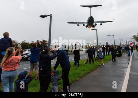 RAF Northolt, South Ruislip, London, Großbritannien. 13. September 2022. Die Leiche von Queen Elizabeth II wurde von der Royal Air Force Boeing C-17A Globemaster III mit der Seriennummer ZZ177 vom Flughafen Edinburgh geflogen und wird im Finale bei RAF Northolt gesehen. Der Sarg wird dann zum Straßentransport für die Fahrt zum Buckingham Palace gebracht. Die großen Transportflugzeuge landeten über den A40 und Mitglieder der Öffentlichkeit, die dem Regen trotzten. Zum letzten Mal Rufzeichen Kittyhawk für die Queen Stockfoto