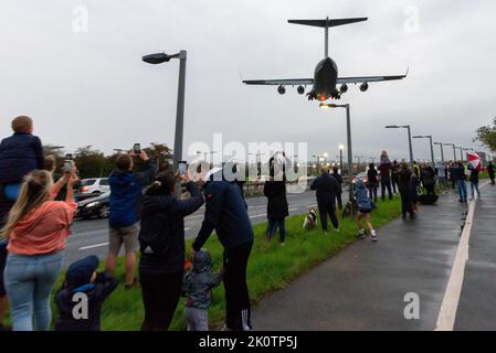 RAF Northolt, South Ruislip, London, Großbritannien. September 2022. Die Leiche von Queen Elizabeth II wurde vom Flughafen Edinburgh von der Royal Air Force Boeing C-17A Globemaster III Seriennummer ZZ177 geflogen und wird in den Finalen bei der RAF Northolt gesehen. Der Sarg wird dann für die Fahrt zum Buckingham Palace auf der Straße transportiert. Das große Transportflugzeug landete über der A40 und die Öffentlichkeit, die dem Regen trotzten Stockfoto