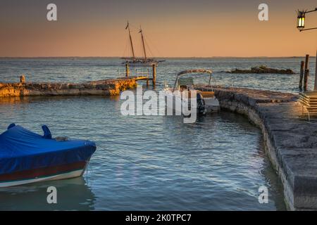 Idyllische Küste am Gardasee in Lazise mit Booten, Norditalien Stockfoto