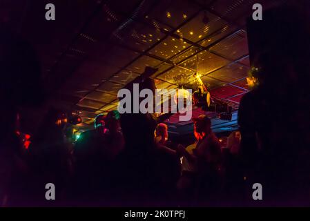 In einem Nachtklub im Zentrum von London, England, Großbritannien, werden Menschen in Clubs aufgenommen Stockfoto