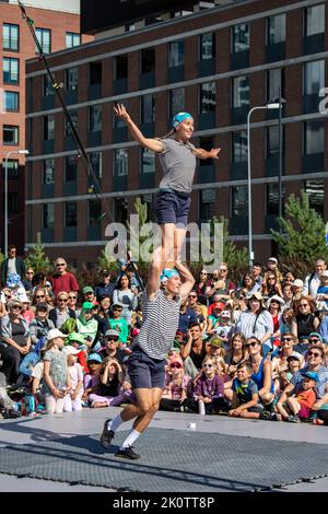 Tuuliajolla oder Adrift Akrobatik-Ground-Show im Katusirkuskarnevaali oder Street Circus Carneval im Kalasatama-Viertel von Helsinki, Finnland Stockfoto