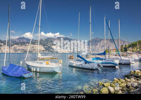 Idyllische Küste am Gardasee in Malcesine mit Segelbooten, Norditalien Stockfoto