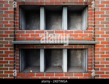 Leere Kolumbariumwand, Lagerung von Kleinsturnen auf dem Friedhof. Stockfoto