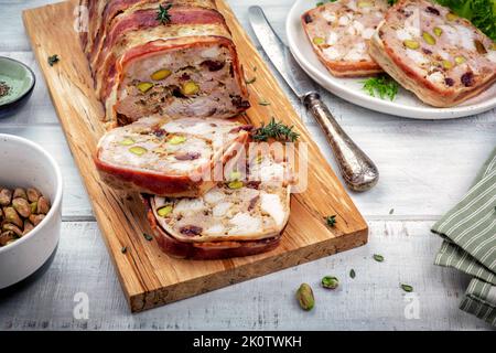 Schweinefleisch-Terrine mit Pistazien, Kirschen und Huhn Stockfoto