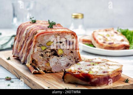 Schweinefleisch-Terrine mit Pistazien, Kirschen und Huhn Stockfoto