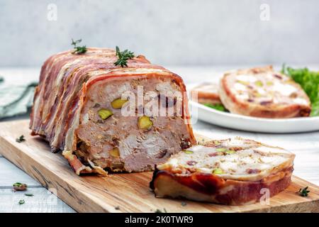 Schweinefleisch-Terrine mit Pistazien, Kirschen und Huhn Stockfoto