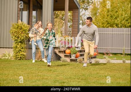 Vierköpfige Familie, die Spaß im Freien hat Stockfoto