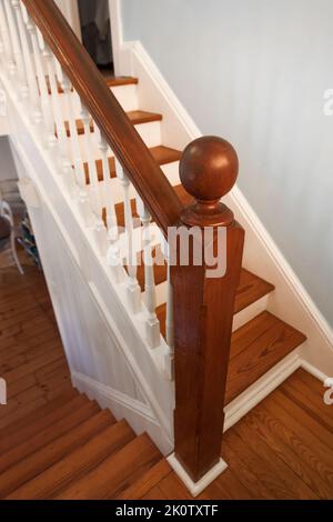 Alte Holztreppe mit Pfosten und Spindeln. Stockfoto