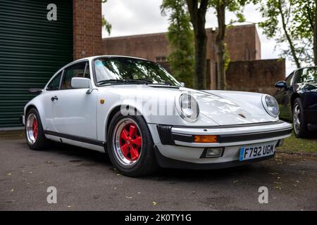 1988 Porsche 911 Carrera, ausgestellt auf der Juni Scramble im Bicester Heritage Center am 19.. Juni 2022 Stockfoto