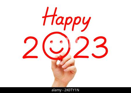 Hand Zeichnung lächelndes Gesicht und Schreiben Happy New Year 2023 mit rotem Marker. Stockfoto