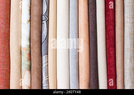 Rollen aus buntem Veloursstoff. Textiler Hintergrund Stockfoto