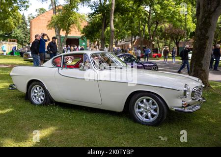 1966 Volvo P1800 ‘ORO 709D’ wird auf der Juni-Scramble im Bicester Heritage Center am 19.. Juni 2022 ausgestellt Stockfoto