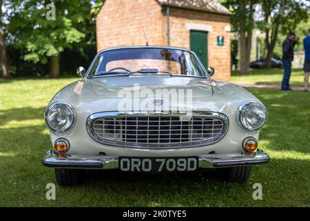 1966 Volvo P1800 ‘ORO 709D’ wird auf der Juni-Scramble im Bicester Heritage Center am 19.. Juni 2022 ausgestellt Stockfoto