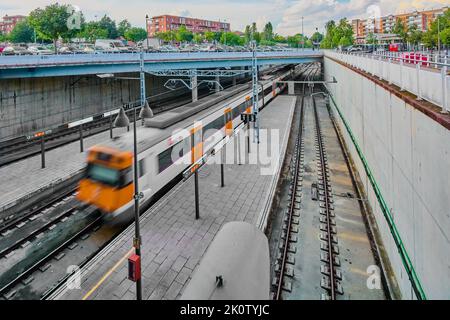 VIC, Spanien - 11. September 2022: Catalunya Pendlerzug in Vic Bahnhof, ohne Menschen warten am späten Nachmittag an einem Septembertag. Am Th Stockfoto