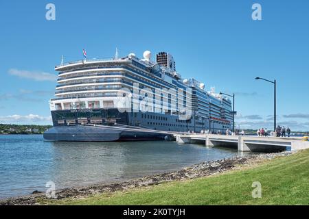 Die MS Nieuw Statendam ist ein Kreuzschiff der Pinnacle-Klasse, das meine Holland America Line betreibt. Das Schiff hat eine Kapazität von 2.666 Passanten. Hier ist das Schiff b Stockfoto