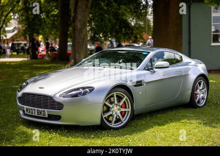 2007 Aston Martin V8 Vantage ‘MX07 BKD’ auf der Juni Scramble im Bicester Heritage Centre am 19.. Juni 2022 ausgestellt Stockfoto