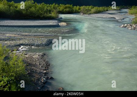 Die renaturierte Auenlandschaft des Inn bei Samedan und Bever im Engadin, Schweiz Stockfoto