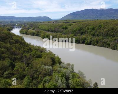 Die Rhone unterhalt der Stadt Genf, vor der Grenze zu Frankreich – eines der ökologisch besonders wertvollen Smaragd-Naturschutzgebiete der Schweiz Stockfoto