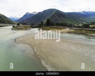 Die renaturierte Mündung der Vispa in die Rhone bei Visp Stockfoto