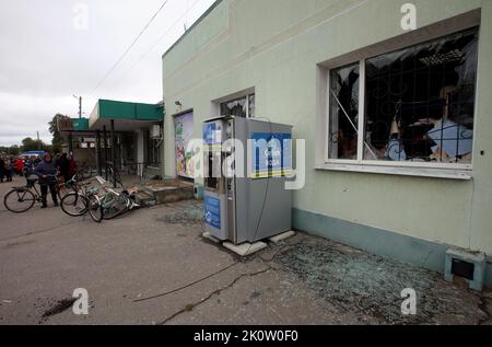 VERBIVKA, UKRAINE - 13. SEPTEMBER 2022 - die Fenster, die durch den Beschuss russischer Truppen zerschlagen wurden, sind im Dorf Verbiwka, Gemeinde Balaklija, abgebildet, das im Zuge der Gegenoffensive in der Region Charkiw im Nordosten der Ukraine von den russischen Eindringlingen befreit wurde. Kredit: Ukrinform/Alamy Live Nachrichten Stockfoto