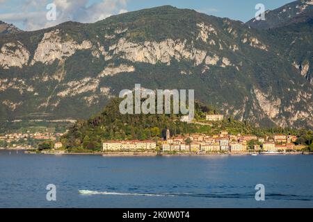 Blick auf die Berge und die Skyline von Bellagio vom Comer See bei Sonnenuntergang, Norditalien Stockfoto