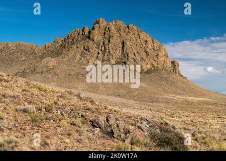 8.420 Fuß, 2.566 Meter Indian Head ist eine dramatische vulkanische Gesteinsformation, die sich auf dem BLM-Land am westlichen Rand des San Luis Valley, Colorado, befindet. Stockfoto