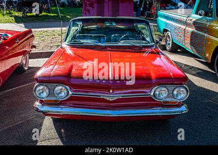 Falcon Heights, MN - 18. Juni 2022: Hochperspektivische Frontansicht eines 1964 Chevrolet Corvair Monza Spyder Turbo Cabriolets auf einer lokalen Automobilmesse. Stockfoto