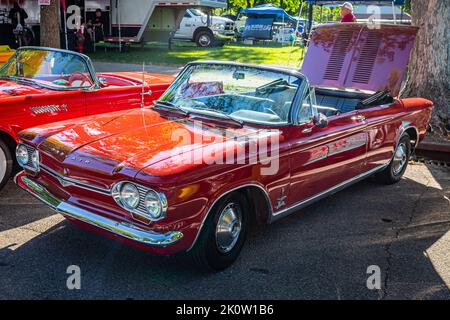 Falcon Heights, MN - 18. Juni 2022: Vorderansicht eines Chevrolet Corvair Monza Spyder Turbo Cabriolets aus dem Jahr 1964 auf einer lokalen Automobilmesse. Stockfoto