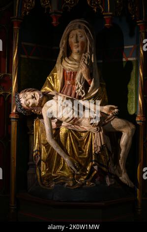 Die Pietà – die Jungfrau Maria, die den Leichnam Jesu umrabelt. Die Benediktinerabtei St. Maurice und St. Maurus von Clervaux. Clervaux, Luxemburg. Stockfoto