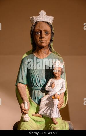 Statue der Jungfrau Maria mit Jesuskind. Teil der Ausstellung in der Benediktinerabtei Saint Mauritius in Clervaux, Luxemburg. Stockfoto