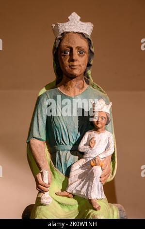Statue der Jungfrau Maria mit Jesuskind. Teil der Ausstellung in der Benediktinerabtei Saint Mauritius in Clervaux, Luxemburg. Stockfoto