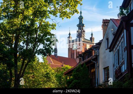 Turm der Karmelitenkirche der Hl. Katharina in Danzig. Alte Backsteinkirche Stockfoto