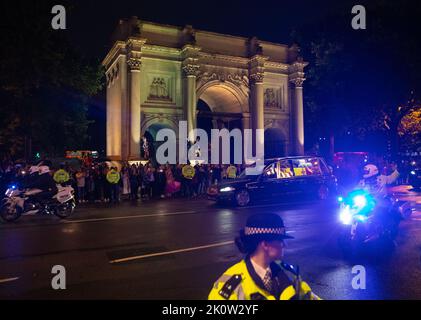 London, Großbritannien. 13. September 2022. Der Royal Hearse mit dem Sarg von Queen Elizabeth II fährt am Marble Arch vorbei, auf dem Weg zum Buckingham Palace in London. Bilddatum: Dienstag, 13. September 2022, London. Quelle: Isabel Infantes/Alamy Live News Stockfoto