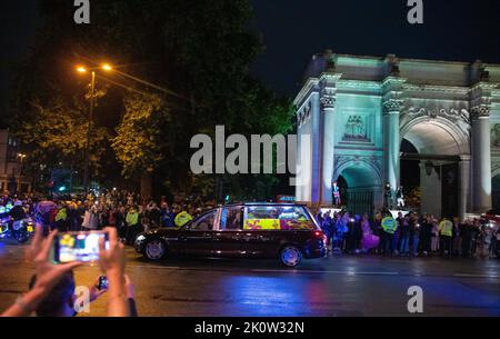 London, Großbritannien. 13. September 2022. Der Royal Hearse mit dem Sarg von Queen Elizabeth II fährt am Marble Arch vorbei, auf dem Weg zum Buckingham Palace in London. Bilddatum: Dienstag, 13. September 2022, London. Quelle: Isabel Infantes/Alamy Live News Stockfoto