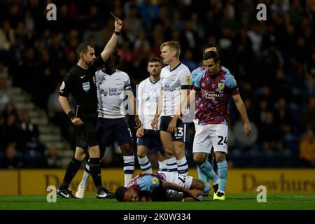 Ali McCann von Preston North End wird während des Sky Bet Championship-Spiels im Deepdale Stadium, Preston, gebucht. Bilddatum: Dienstag, 13. September 2022. Stockfoto