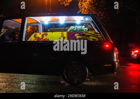 London, Großbritannien. 13. September 2022. Der Sarg von Königin Elizabeth passiert die Bayswater Road, bevor er zum Marble Arch führt. Auf dem Weg zum Buckingham Palace. Kredit: Peter Hogan/Alamy Live Nachrichten Stockfoto