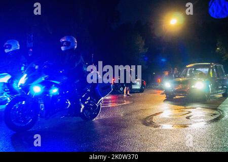 London, Großbritannien. 13. September 2022. Der Sarg von Königin Elizabeth passiert die Bayswater Road, bevor er zum Marble Arch führt. Auf dem Weg zum Buckingham Palace. Kredit: Peter Hogan/Alamy Live Nachrichten Stockfoto